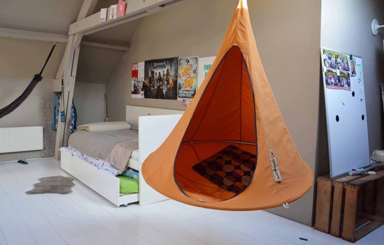 découvrez le cacoon, le refuge suspendu tendance qui transforme votre jardin en un espace cosy et original pour vous détendre en pleine nature.