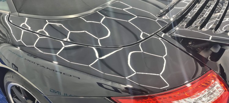 découvrez les avantages de la céramique pour voiture et apprenez comment entretenir efficacement ce revêtement pour protéger et embellir votre véhicule.