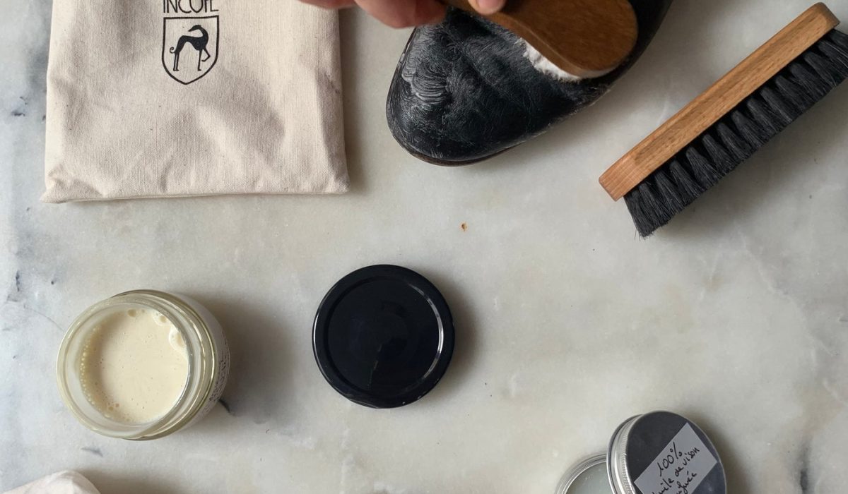 découvrez nos astuces efficaces pour nettoyer et entretenir vos accessoires en cuir, afin de préserver leur beauté et leur durabilité.